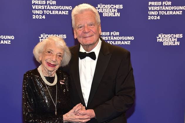 Award Ceremony for Understanding and Tolerance Margot Friedlaender with Joachim Gauck Arrival, blue carpetc for the Award Ceremony for Understanding and Tolerance at the Jewish Museum in Berlin, on 16 11 2024 Photopress Mueller