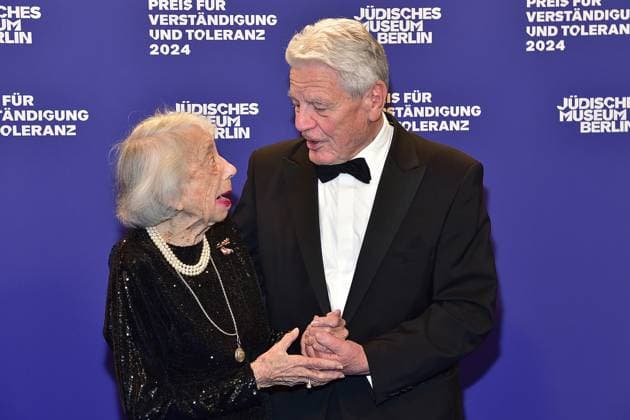 Award Ceremony for Understanding and Tolerance Margot Friedlaender with Joachim Gauck Arrival, blue carpetc for the Award Ceremony for Understanding and Tolerance at the Jewish Museum in Berlin, on 16 11 2024 Photopress Mueller
