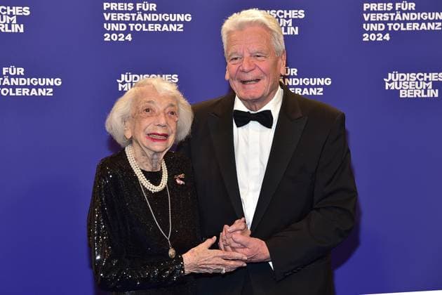 Award Ceremony for Understanding and Tolerance Margot Friedlaender with Joachim Gauck Arrival, blue carpetc for the Award Ceremony for Understanding and Tolerance at the Jewish Museum in Berlin, on 16 11 2024 Photopress Mueller