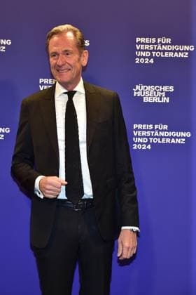 Award Ceremony for Understanding and Tolerance Mathias Döpfner, CEO Axel Springer Arrival, blue carpetc for the Award Ceremony for Understanding and Tolerance at the Jewish Museum in Berlin, on 16 11 2024 Photopress Mueller