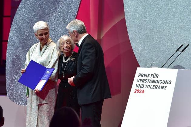 Award Ceremony for Understanding and Tolerance Hetty Berg, Margot Friedlaender, Joachim Gauck Arrival, blue carpetc for the Award Ceremony for Understanding and Tolerance at the Jewish Museum in Berlin, on 16 11 2024 Photopress Mueller