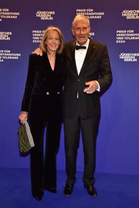Award Ceremony for Understanding and Tolerance Ulörich Wickert with wife Julia Jaekelt Arrival, blue carpetc for the Award Ceremony for Understanding and Tolerance at the Jewish Museum in Berlin, on 16 11 2024 Photopress Mueller