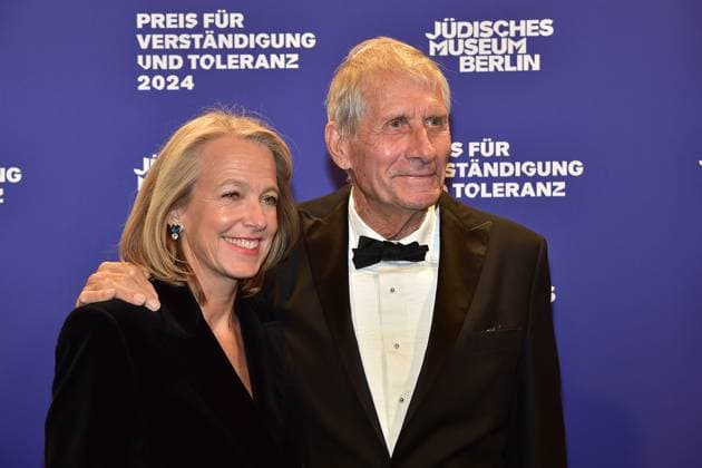 Award Ceremony for Understanding and Tolerance Ulörich Wickert with wife Julia Jaekelt Arrival, blue carpetc for the Award Ceremony for Understanding and Tolerance at the Jewish Museum in Berlin, on 16 11 2024 Photopress Mueller