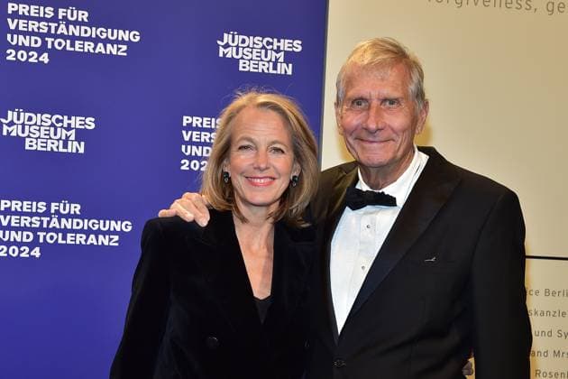 Award Ceremony for Understanding and Tolerance Ulörich Wickert with wife Julia Jaekelt Arrival, blue carpetc for the Award Ceremony for Understanding and Tolerance at the Jewish Museum in Berlin, on 16 11 2024 Photopress Mueller