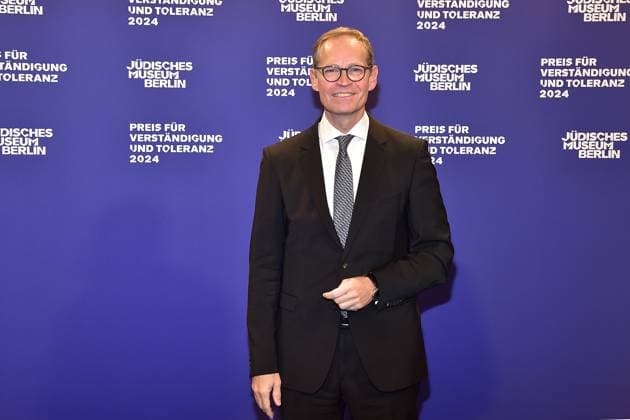 Award Ceremony for Understanding and Tolerance Michael Mueller Arrival, blue carpet for the Award Ceremony for Understanding and Tolerance at the Jewish Museum in Berlin, on 16 11 2024 Photopress Mueller