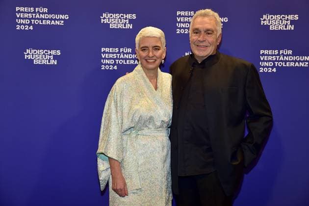 Award Ceremony for Understanding and Tolerance Hetty Berg with husband Frederic Brenner Arrival, blue carpetc for the Award Ceremony for Understanding and Tolerance at the Jewish Museum in Berlin, on 16 11 2024 Photopress Mueller