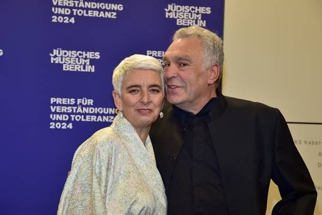 Award Ceremony for Understanding and Tolerance Hetty Berg with husband Frederic Brenner Arrival, blue carpetc for the Award Ceremony for Understanding and Tolerance at the Jewish Museum in Berlin, on 16 11 2024 Photopress Mueller