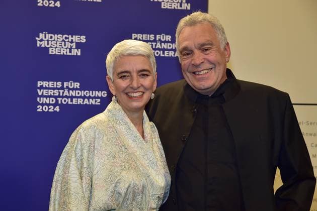 Award Ceremony for Understanding and Tolerance Hetty Berg with husband Frederic Brenner Arrival, blue carpetc for the Award Ceremony for Understanding and Tolerance at the Jewish Museum in Berlin, on 16 11 2024 Photopress Mueller