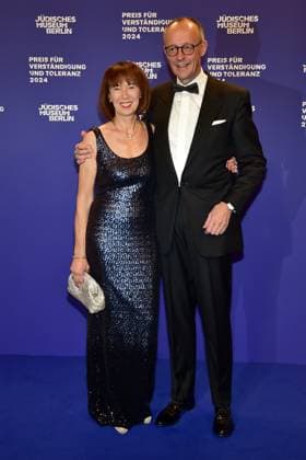 Award Ceremony for Understanding and Tolerance Friedrich Merz with wife Charlotte Merz Arrival, blue carpetc for the Award Ceremony for Understanding and Tolerance at the Jewish Museum in Berlin, on 16 11 2024 Photopress Mueller