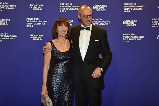 Award Ceremony for Understanding and Tolerance Friedrich Merz with wife Charlotte Merz Arrival, blue carpetc for the Award Ceremony for Understanding and Tolerance at the Jewish Museum in Berlin, on 16 11 2024 Photopress Mueller