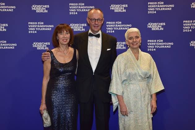 Award Ceremony for Understanding and Tolerance Hetty Berg, Friedrich Merz with wife Charlotte Merz Arrival, blue carpetc for the Award Ceremony for Understanding and Tolerance at the Jewish Museum in Berlin, on 16 11 2024 Photopress Mueller
