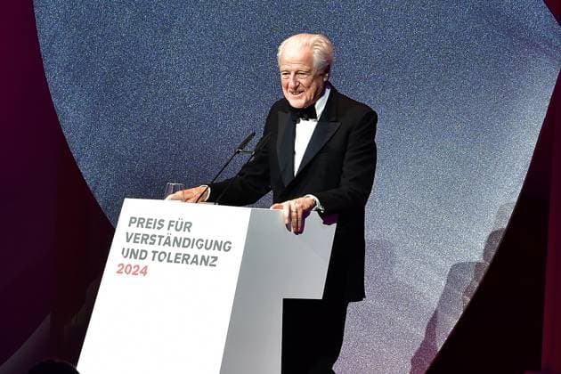 Award Ceremony for Understanding and Tolerance Baron Eric dev Rotschild Arrival, blue carpetc for the Award Ceremony for Understanding and Tolerance at the Jewish Museum in Berlin, on 16 11 2024 Photopress Mueller