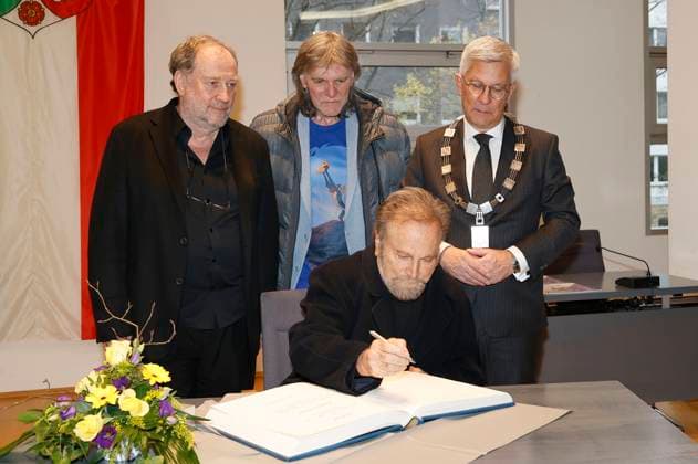 Entertainment Themen der Woche KW46 Entertainment Bilder des Tages Harold Faltermeyer, Bernhard Steinkühler, Franco Nero und Erik O. Schulz beim Eintrag ins Goldene Buch der Stadt Hagen im Rathaus im Rahmen des 11. Eat My Shorts - Hagener Kurzfilmfestivals. Hagen, 16.11.2024 *** Harold Faltermeyer, Bernhard Steinkühler, Franco Nero and Erik O Schulz at the entry in the Golden Book of the City of Hagen in the town hall as part of the 11 Eat My Shorts Hagen Short Film Festival Hagen, 16 11 2024 Foto:xT.xSchröerx xFuturexImagex goldenes_buch_4122