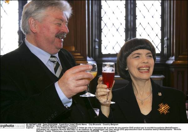 News: Mireille Mathieu in Brussels Townhall - La chanteuse Mireille MATHIEU accueillie à l hôtel de ville à l occasion de la sortie de son premier DVD produit par la société bruxelloise MediaDreams - Ontvangst van zangeres Mireille MATHIEU in de stadhuis ter gelegenheid van haar eerste DVD geproduceerd door brusselse bedrijf MediaDreams * Mireille Mathieu & Freddy Thielemans, bourgmestre burgemeester 22 3 2006 *** Local Caption *** Brussels Belgium  Copyright: xEricxVidalx