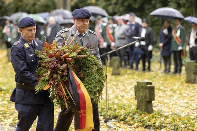 Bilder des Jahres 2024, News 11 November News Themen der Woche KW46 News Bilder des Tages Wesel: Volkstrauertag ** NUR FÜR REDAKTIONELLE ZWECKE ** EDITORIAL USE ONLY **<p>Angehörige der Bundeswehr tragen einen Kranz am Sonntag, 10. November 2024 bei der Gedenkveranstaltung zum Volkstrauertag auf dem Friedhof an der Caspar-Baur-Str. in Wesel. Wesel Copyright: KarlxBanski *** Wesel Volkstrauertag FOR EDITORIAL PURPOSES ONLY EDITORIAL USE ONLY p Members of the German Armed Forces carry a wreath on Sunday, November 10, 2024 at the commemoration ceremony for Volkstrauertag at the cemetery on Caspar Baur Str in Wesel Wesel Copyright KarlxBanski Copyright: KarlxBanski doc7y3ca9tnk2wmzyp4n3r ,EDITORIAL USE ONLY