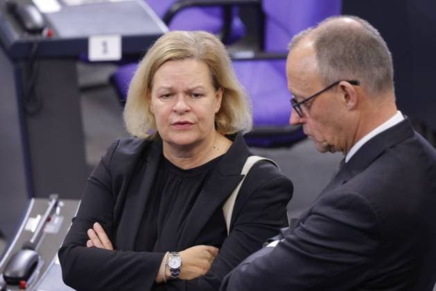 Nancy Faeser, Bundesministerin des Innern und für Heimat, Friedrich Merz, Bundesvorsitzender der CDU, Deutschland, Berlin, Reichstag, Zentralen Gedenkveranstaltung zum Volkstrauertag des Volksbundes Deutsche Kriegsgräberfürsorge e. V. Teilnahme BPr Steinmeier, Präsident von Rumänien, Klaus Iohannis *** Nancy Faeser, Federal Minister of the Interior and for Home Affairs, Friedrich Merz, Federal Chairman of the CDU, Germany, Berlin, Reichstag, Central Commemoration Ceremony for the National Day of Mourning of the German War Graves Commission (Volksbund Deutsche Kriegsgräberfürsorge e V) Participation BPr Steinmeier, President of Romania, Klaus Iohannis