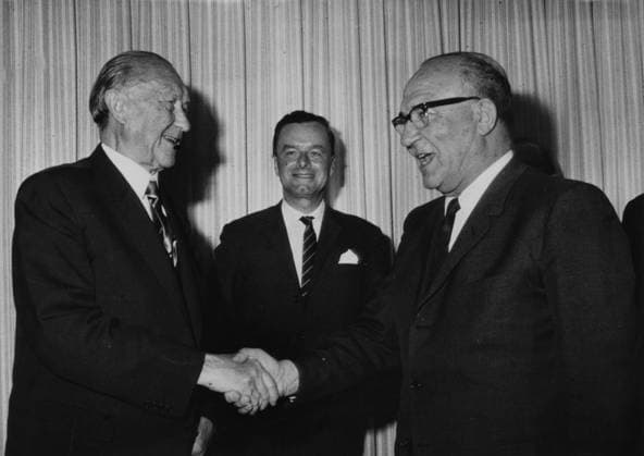 Archivbilder der Woche KW47 Meeting betwwen the German chancellor Konrad Adenauer and the first Israeli minister Levi Eshkol (1895-1969) in Jerusalem during 1960 s XRH1705026 Meeting betwwen the German chancellor Konrad Adenauer and the first Israeli minister Levi Eshkol (1895-1969) in Jerusalem during 1960 s by Unknown photographer, (20th century); (add.info.: Meeting betwwen the german chancellor Konrad Adenauer and the first israeli minister Levi Eshkol (1895-1969) in Jerusalem during 1960 s). Copyright: xBridgemanxImagesx 1705026