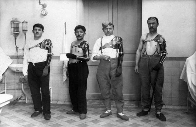 Archivbilder der Woche KW47 Wounded Soldiers, First World War (b w photo) XRH1708377 Wounded Soldiers, First World War (b w photo) by Unknown photographer, (20th century); (add.info.: Soldiers of first world war at the hospital with artificial limb after amputation). Copyright: xBridgemanxImagesx 1708377