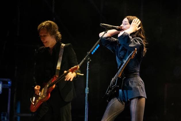 Corona Capital Music Festival - Day 2 St Vincent performs during day 2 of the 2024 Corona Capital Music Festival at Autodromo Hermanos Rodriguez on November 16, 2024 in Mexico City, Mexico. Mexico City Autodromo Hermanos Rodriguez Mexico Copyright: xAnniexLesser imageSPACEx