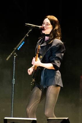 Corona Capital Music Festival - Day 2 St Vincent performs during day 2 of the 2024 Corona Capital Music Festival at Autodromo Hermanos Rodriguez on November 16, 2024 in Mexico City, Mexico. Mexico City Autodromo Hermanos Rodriguez Mexico Copyright: xAnniexLesser imageSPACEx