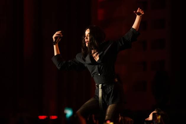 Corona Capital Music Festival - Day 2 St Vincent performs during day 2 of the 2024 Corona Capital Music Festival at Autodromo Hermanos Rodriguez on November 16, 2024 in Mexico City, Mexico. Mexico City Autodromo Hermanos Rodriguez Mexico Copyright: xAnniexLesser imageSPACEx