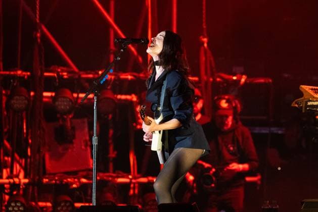 Corona Capital Music Festival - Day 2 St Vincent performs during day 2 of the 2024 Corona Capital Music Festival at Autodromo Hermanos Rodriguez on November 16, 2024 in Mexico City, Mexico. Mexico City Autodromo Hermanos Rodriguez Mexico Copyright: xAnniexLesser imageSPACEx