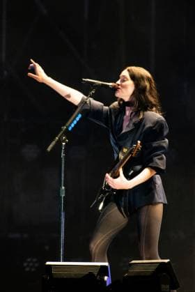 Corona Capital Music Festival - Day 2 St Vincent performs during day 2 of the 2024 Corona Capital Music Festival at Autodromo Hermanos Rodriguez on November 16, 2024 in Mexico City, Mexico. Mexico City Autodromo Hermanos Rodriguez Mexico Copyright: xAnniexLesser imageSPACEx