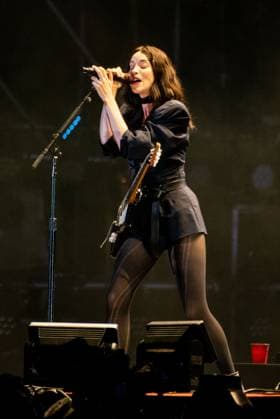 Corona Capital Music Festival - Day 2 St Vincent performs during day 2 of the 2024 Corona Capital Music Festival at Autodromo Hermanos Rodriguez on November 16, 2024 in Mexico City, Mexico. Mexico City Autodromo Hermanos Rodriguez Mexico Copyright: xAnniexLesser imageSPACEx