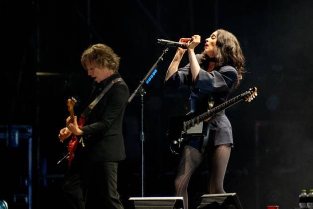 Corona Capital Music Festival - Day 2 St Vincent performs during day 2 of the 2024 Corona Capital Music Festival at Autodromo Hermanos Rodriguez on November 16, 2024 in Mexico City, Mexico. Mexico City Autodromo Hermanos Rodriguez Mexico Copyright: xAnniexLesser imageSPACEx