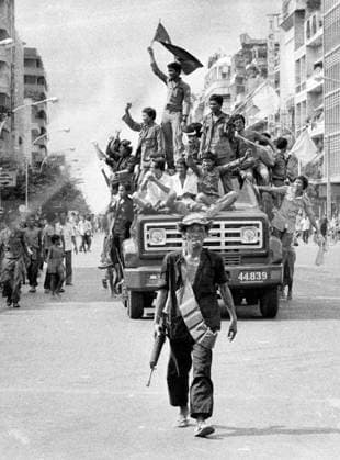 PHNOM PENH 1975 05 09 The final battle took place the night before, then the Khmer Rouge rolled into Phnom Penh They quickly fraternized with their former opponents, the government soldiers in a jubilant rush on the city streets Phnom Penh Cambodia x53x  Copyright: xSven-ErikxSjöberg DN TTx KAMBODJA INBÖRDESKRIG 1975