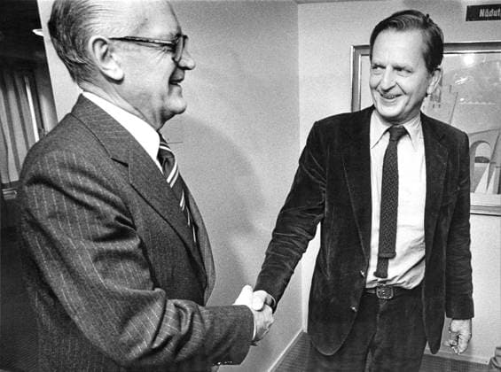 Valet 1979. Henry Allard, politiker (S) Sverige Riksdagens talman tar emot Olof Palme, politiker partiledare (S) Sverige efter riksdagsvalet 1979, där de borgerliga partierna vann med liten marginal. Glad, skakar hand. STOCKHOLM SVERIGE x2512x *** Election 1979 Henry Allard, politician S Sweden Speaker of the Riksdag receives Olof Palme, politician party leader S Sweden after the 1979 general election, in which the center-right parties won by a small margin Happy, shaking hands STOCKHOLM SWEDEN x2512x  Copyright: xGunnarxBergkrantz Aftonbladet TTx VALET 1979, OLOF PALME HOS TALMANNEN HENRY ALLARD