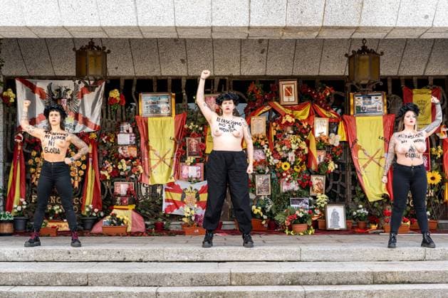 Bilder des Jahres 2024, News 11 November News Themen der Woche KW47 FEMEN holds a protest against the tributes for Francos death on 20N FEMEN activists with messages written on their chests against fascism during a FEMEN protest, at the Francos pantheon, in the Mingorrubio Cemetery, on November 18, 2024, in Madrid Spain FEMEN has held this protest against the tributes that will be held on November 20 for the 49th anniversary of his death 18 NOVEMBER 2024 Diego Radamé Espana  Copyright: xDiegoxRadamÃ sx 6347718