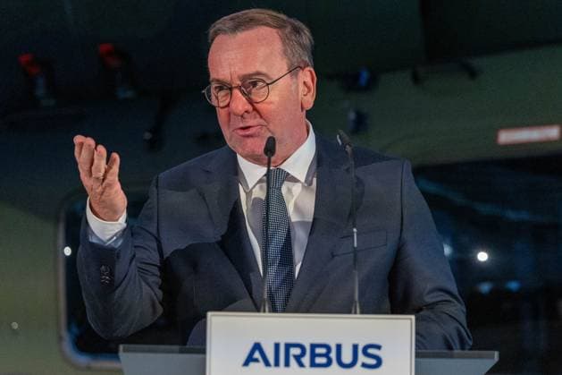 News Themen der Woche KW47 Deutschland, Bundesverteidiungsminister Boris Pistorius bei Airbus in Donauwörth Boris Pistorius bei Airus in Donauwoerth zur Uebergabe der ersten Helikopter H145M LKH an die Bundeswehr, 18.11.2024 Donauwoerth Bayern Deutschland *** Boris Pistorius at Airus in Donauwoerth for the handover of the first H145M LKH helicopters to the German Armed Forces, 18 11 2024 Donauwoerth Bavaria Germany Copyright: xkolbert-press MartinxAgueerax
