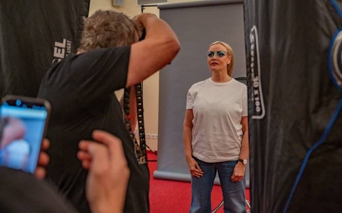 20241118 Fotoshooting mit Manfred Baumann fuer den DAC Kalender WIEN, OESTERREICH - 18. NOVEMBER: Starfotograf Manfred Baumann und Fernsehmoderatorin, Schauspielerin, Kabarettistin und Autorin Verena Scheitz waehrend des Fotoshootings fuer die 14. Auflage des Dancer Against Cancer - DAC Charity-Fotokalenders 2025-2026 unter dem Thema -Superhelden- mit Starfotograf Manfred Baumann im Hotel Kaiserhof am 18. November 2024 in Wien, Oesterreich. 241118_SEPA_17_003 Copyright: xIsabellexOuvrardx SEPAxMedia
