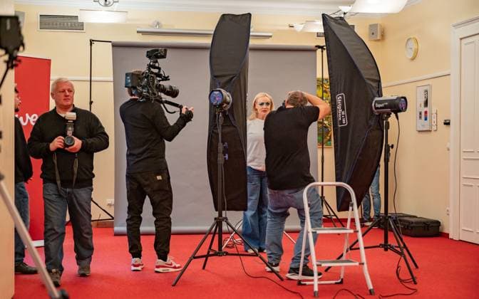 20241118 Fotoshooting mit Manfred Baumann fuer den DAC Kalender WIEN, OESTERREICH - 18. NOVEMBER: Starfotograf Manfred Baumann und Fernsehmoderatorin, Schauspielerin, Kabarettistin und Autorin Verena Scheitz waehrend des Fotoshootings fuer die 14. Auflage des Dancer Against Cancer - DAC Charity-Fotokalenders 2025-2026 unter dem Thema -Superhelden- mit Starfotograf Manfred Baumann im Hotel Kaiserhof am 18. November 2024 in Wien, Oesterreich. 241118_SEPA_17_014 Copyright: xIsabellexOuvrardx SEPAxMedia