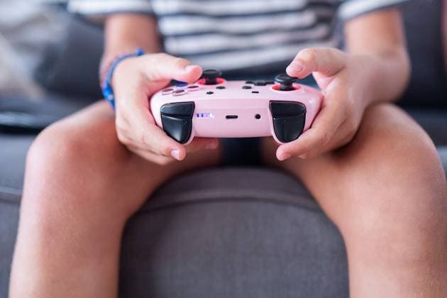 IMAGO Creative, Lifestyle, Gaming Close up of a child s hands holding a pink game controller focused on playing a video game, showcasing modern childhood interaction with technology Model Released HodeiUnzueta_ID24807_718907_019 Copyright: xHodeixUnzuetax RECORD DATE NOT STATED