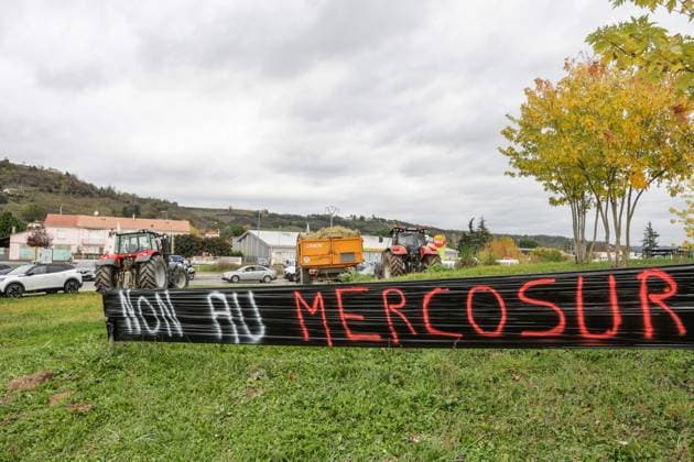 News Themen der Woche KW47 News Bilder des Tages France - Farmers demonstration - 18 11 2024 FRANCE, ALBI, NOVEMBER 18. A sign reading in French Â« non au Mercosur Â» (No to Mercosur) is pictured during a farmers demonstration on the N88 road at the entrance to Albi in the Tarn, during the nationwide protest of farmers against EU-Mercosur agreement on November 18, 2024, in Albi, southwest France. Photo by Manuel Blondeau AOP.Press Albi Occitanie France Copyright: x ManuelxBlondeau AOP.Pressx AOP20241118-0017