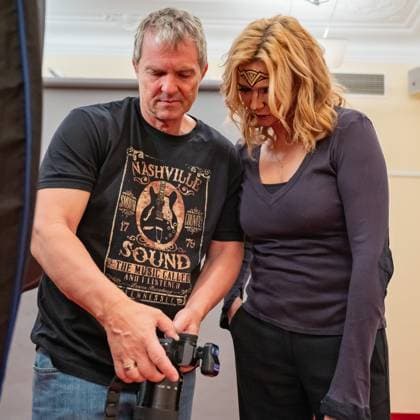 20241118 Fotoshooting mit Manfred Baumann fuer den DAC Kalender WIEN, OESTERREICH - 18. NOVEMBER: Starfotograf Manfred Baumann und Schauspielerin und Autorin Veronika Ferres waehrend des Fotoshootings fuer die 14. Auflage des Dancer Against Cancer - DAC Charity-Fotokalenders 2025-2026 unter dem Thema -Superhelden- mit Starfotograf Manfred Baumann im Hotel Kaiserhof am 18. November 2024 in Wien, Oesterreich. 241118_SEPA_17_100 Copyright: xIsabellexOuvrardx SEPAxMedia