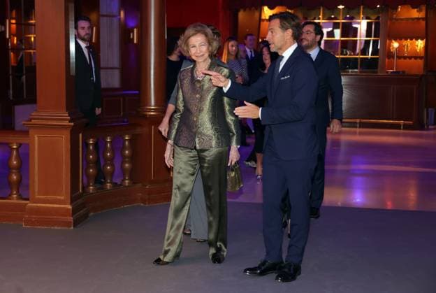 XXXIX edition of the BMW Painting Prize Queen Sofia presents the BMW Painting Prize in its XXXIX edition at the Teatro Real, on November 18, 2024, in Madrid Spain PREMIOS GENTE PINTURA José Ramó Madrid Madrid Madrid Spain  Copyright: xJosÃ xRamonxHernandox 6349624