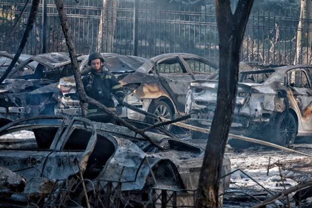News Themen der Woche KW47 News Bilder des Tages ODESA, UKRAINE - NOVEMBER 18, 2024 - A rescuer stands next to the cars mutilated by Russian rocket fire, Odesa, southern Ukraine Aftermath of Russian shelling of Odesa on November 18, 2024  Copyright: xNinaxLiashonokx