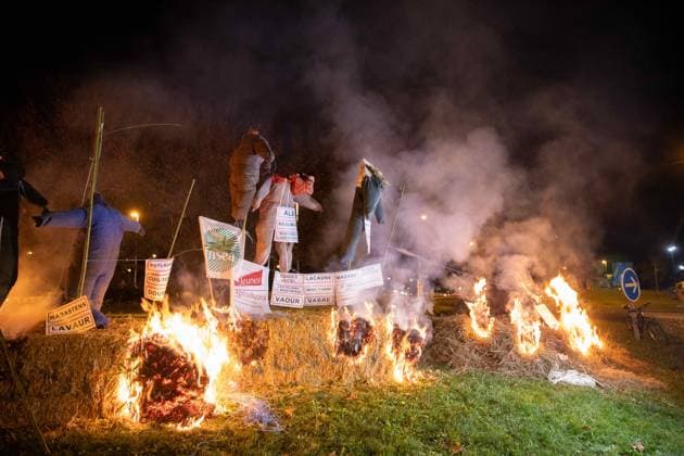 News Themen der Woche KW47 News Bilder des Tages Farmers Protest - Albi Fire during Farmers protest in Albi, France on november 18, 2024to protest against the future free trade agreement between the EU and Mercosur. Photo by Arnaud Bertrand ABACAPRESS.COM Albi France  Copyright: xBertrandxArnaud ABACAx