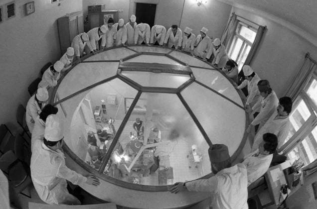 Archivbilder der Woche KW47 OPERATION WATCHING 9343 01.01.1983 Cardio-vascular surgeons from the Central Institute for Advanced Medical Training watching an operation. Andrew Sputnik Moscow Russia  Copyright: xAndrewx