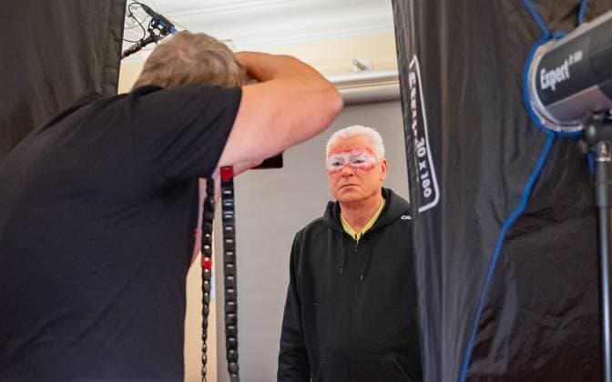 20241119 Fotoshooting mit Manfred Baumann fuer den DAC Kalender WIEN, OESTERREICH - 19. NOVEMBER: Starfotograf Manfred Baumann und ehemaliger Fussballspieler und SC Wiener Viktoria Trainer Toni Polster waehrend des Fotoshooting fuer die 14. Auflage des Dancer Against Cancer - DAC Charity-Fotokalenders 2025-2026 unter dem Thema -Superhelden- mit Starfotograf Manfred Baumann im Hotel Kaiserhof am 19. November 2024 in Wien, Oesterreich. 241119_SEPA_17_040 Copyright: xIsabellexOuvrardx SEPAxMedia