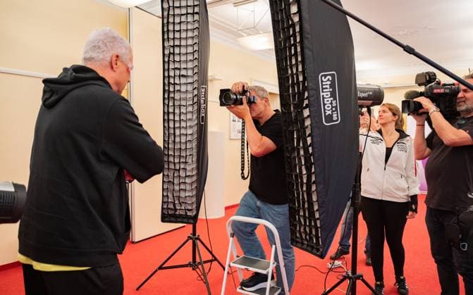 20241119 Fotoshooting mit Manfred Baumann fuer den DAC Kalender WIEN, OESTERREICH - 19. NOVEMBER: Ehemaliger Fussballspieler und SC Wiener Viktoria Trainer Toni Polster und Srarfotograf Manfred Baumann waehrend des Fotoshooting fuer die 14. Auflage des Dancer Against Cancer - DAC Charity-Fotokalenders 2025-2026 unter dem Thema -Superhelden- mit Starfotograf Manfred Baumann im Hotel Kaiserhof am 19. November 2024 in Wien, Oesterreich. 241119_SEPA_17_041 Copyright: xIsabellexOuvrardx SEPAxMedia