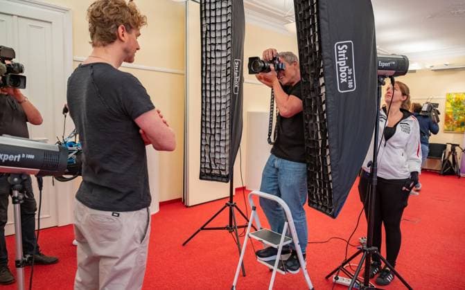 20241119 Fotoshooting mit Manfred Baumann fuer den DAC Kalender WIEN, OESTERREICH - 19. NOVEMBER: Musiker und Saenger Lucas Fendrich und Starfotograf Manfred Baumann waehrend des Fotoshootings fuer die 14. Auflage des Dancer Against Cancer - DAC Charity-Fotokalenders 2025-2026 unter dem Thema -Superhelden- mit Starfotograf Manfred Baumann im Hotel Kaiserhof am 19. November 2024 in Wien, Oesterreich. 241119_SEPA_17_046 Copyright: xIsabellexOuvrardx SEPAxMedia