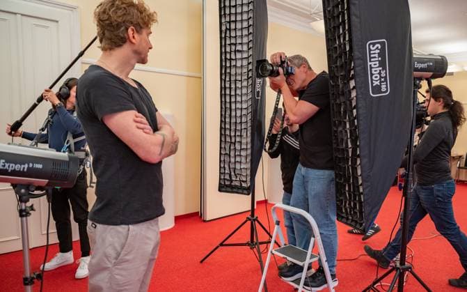 20241119 Fotoshooting mit Manfred Baumann fuer den DAC Kalender WIEN, OESTERREICH - 19. NOVEMBER: Musiker und Saenger Lucas Fendrich und Starfotograf Manfred Baumann waehrend des Fotoshootings fuer die 14. Auflage des Dancer Against Cancer - DAC Charity-Fotokalenders 2025-2026 unter dem Thema -Superhelden- mit Starfotograf Manfred Baumann im Hotel Kaiserhof am 19. November 2024 in Wien, Oesterreich. 241119_SEPA_17_050 Copyright: xIsabellexOuvrardx SEPAxMedia
