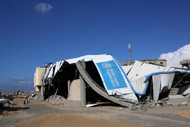Daily Life In Gaza Amid Hamas-Israel Conflict A displaced Palestinian girl walks past a damaged World Health Organisation storage center hit in recent Israeli bombardment in Khan Yunis, Gaza Strip, on November 19, 2024, amid the ongoing war between Israel and the Palestinian Hamas militant group. Gaza Palestine  Copyright: xMajdixFathix originalFilename: fathi-notitle241119_np1yQ.jpg