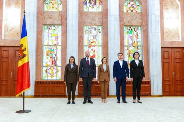 News Themen der Woche KW47 News Bilder des Tages Moldova New Government Members 8808256 19.11.2024 Moldovan President Maia Sandu, center, Prime Minister Dorin Recean, 2nd right, and newly appointed ministers Ludmila Catlabuga of Agriculture and Food Industry, Vladimir Bolea of Infrastructure and Regional Development, Daniella Misail-Nichitin of Internal Affairs pose for photos during a swearing-in ceremony at the Presidential Palace in Chisinau, Moldova. Dmitrij Osmatesko Sputnik Chisinau Moldova  Copyright: xDmitrijxOsmateskox