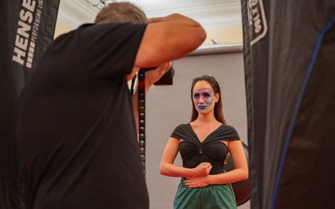 20241119 Fotoshooting mit Manfred Baumann fuer den DAC Kalender WIEN, OESTERREICH - 19. NOVEMBER: Starfotograf Manfred Baumann und Fernsehmoderatorin und Journalistin Sasa Schwarzjirg waehrend des Fotoshootings fuer die 14. Auflage des Dancer Against Cancer - DAC Charity-Fotokalenders 2025-2026 unter dem Thema -Superhelden- mit Starfotograf Manfred Baumann im Hotel Kaiserhof am 19. November 2024 in Wien, Oesterreich. 241119_SEPA_17_077 Copyright: xIsabellexOuvrardx SEPAxMedia