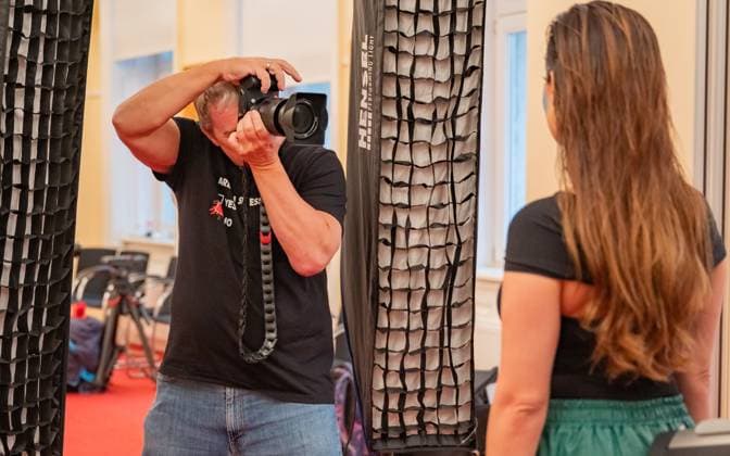 20241119 Fotoshooting mit Manfred Baumann fuer den DAC Kalender WIEN, OESTERREICH - 19. NOVEMBER: Starfotograf Manfred Baumann und Fernsehmoderatorin und Journalistin Sasa Schwarzjirg waehrend des Fotoshootings fuer die 14. Auflage des Dancer Against Cancer - DAC Charity-Fotokalenders 2025-2026 unter dem Thema -Superhelden- mit Starfotograf Manfred Baumann im Hotel Kaiserhof am 19. November 2024 in Wien, Oesterreich. 241119_SEPA_17_069 Copyright: xIsabellexOuvrardx SEPAxMedia